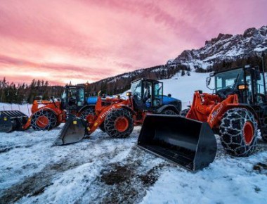 Les chargeuses Hitachi votre solution idéale pour le déneigement des cols enneigés. 